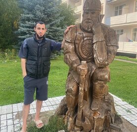 Али